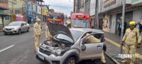 Veiculo tomba após colisão no centro de Foz do Iguaçu