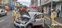 Veiculo tomba após colisão no centro de Foz do Iguaçu