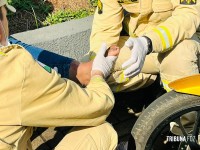 Motociclista fica ferida ao ser derrubada por fio solto em via de Foz do Iguaçu