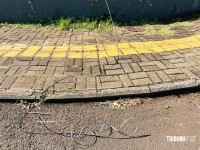 Motociclista fica ferida ao ser derrubada por fio solto em via de Foz do Iguaçu