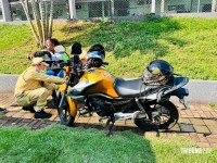 Motociclista fica ferida ao ser derrubada por fio solto em via de Foz do Iguaçu