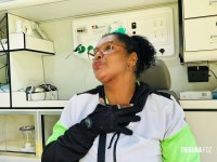 Motociclista fica ferida ao ser derrubada por fio solto em via de Foz do Iguaçu