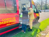 Motociclista fica ferida ao ser derrubada por fio solto em via de Foz do Iguaçu