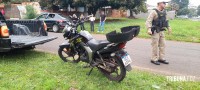 Colisão entre carro e moto deixa duas pessoas feridas na Av. Javier Koelbel 