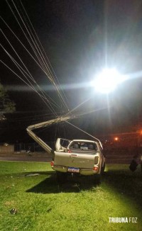 Caminhonete colide com poste durante a madrugada na Vila A