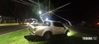 Caminhonete colide com poste durante a madrugada na Vila A