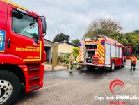 Duas casas pegam fogo no Bairro Três Lagoas e mobilizam as equipes do Corpo de Bombeiros