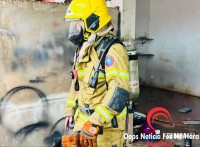 Duas casas pegam fogo no Bairro Três Lagoas e mobilizam as equipes do Corpo de Bombeiros