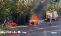 Veículo é destruído após incêndio na Av. Fiorino Brol 