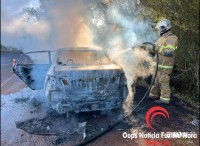 Veículo é destruído após incêndio na Av. Fiorino Brol 