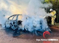 Veículo é destruído após incêndio na Av. Fiorino Brol 