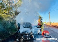 Veículo é destruído após incêndio na Av. Fiorino Brol 