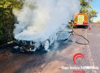 Veículo é destruído após incêndio na Av. Fiorino Brol 