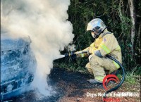 Veículo é destruído após incêndio na Av. Fiorino Brol 