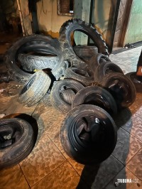 Policia Federal apreende centenas de pneus e peças náuticas contrabandeadas em Foz do Iguaçu