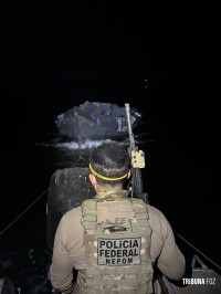 PF e forças estaduais apreendem embarcação com cigarros contrabandeados em Itaipulândia