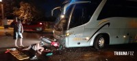 Duas vítimas graves após colisão entre moto e ônibus na Vila Carimã