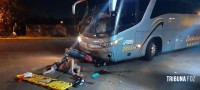 Duas vítimas graves após colisão entre moto e ônibus na Vila Carimã