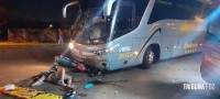Duas vítimas graves após colisão entre moto e ônibus na Vila Carimã