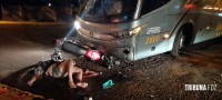 Duas vítimas graves após colisão entre moto e ônibus na Vila Carimã