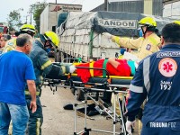 Acidente violento entre van e carreta termina em milagre: pastora é resgatada com vida 