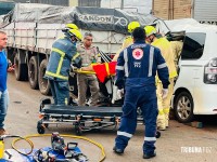 Acidente violento entre van e carreta termina em milagre: pastora é resgatada com vida 