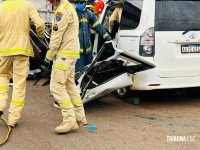 Acidente violento entre van e carreta termina em milagre: pastora é resgatada com vida 