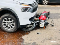 Mulher fica ferida após colisão entre moto e carro no Conjunto Libra
