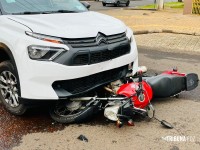 Mulher fica ferida após colisão entre moto e carro no Conjunto Libra