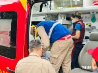 Mulher fica ferida após colisão entre moto e carro no Conjunto Libra