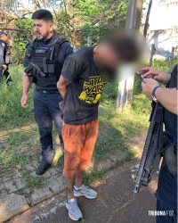 Guarda Municipal prende jovem que estava no telhado da cozinha da sede da Prefeitura de Foz