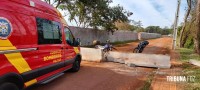 Estudante de medicina é socorrido pelo Siate após colidir moto contra  uma muralha de concreto na Vila Carimã