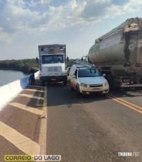 Colisão entre caminhão e veículo da prefeitura é registrada na ponte de Santa Helena