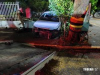 Condutor colide violentamente carro contra cerca durante a madrugada em Marechal Cândido Rondon