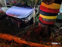 Condutor colide violentamente carro contra cerca durante a madrugada em Marechal Cândido Rondon