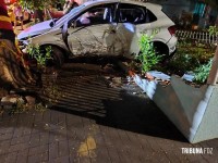 Condutor colide violentamente carro contra cerca durante a madrugada em Marechal Cândido Rondon