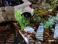 Condutor colide violentamente carro contra cerca durante a madrugada em Marechal Cândido Rondon