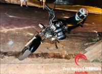 Motociclista fica ferido após colidir contra caçamba de entulho na Vila Miranda