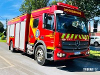 Kombi relíquia pega fogo no Jardim São Paulo e populares conseguem conter incêndio