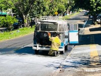 Kombi relíquia pega fogo no Jardim São Paulo e populares conseguem conter incêndio
