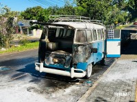 Kombi relíquia pega fogo no Jardim São Paulo e populares conseguem conter incêndio