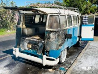 Kombi relíquia pega fogo no Jardim São Paulo e populares conseguem conter incêndio