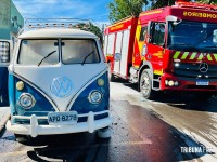 Kombi relíquia pega fogo no Jardim São Paulo e populares conseguem conter incêndio