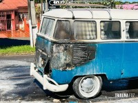 Kombi relíquia pega fogo no Jardim São Paulo e populares conseguem conter incêndio