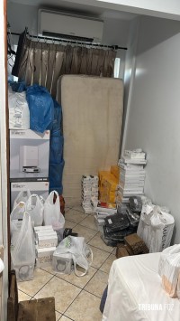 Policia Federal prende uma pessoa e fecha depósito ilegal de mercadorias descaminhadas