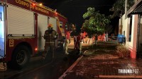 Incêndio destrói carro de luxo que estava na garagem da residência no Jardim Dona Fátima Osman