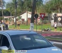 Jovem motociclista não respeita abordagem policial e é derrubado pela viatura policial em Santa Helena