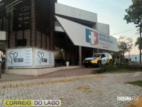 Jovem motociclista não respeita abordagem policial e é derrubado pela viatura policial em Santa Helena