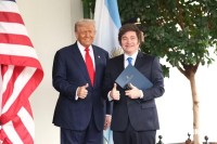 Trump recebe Milei para discutir socorro financeiro e condiciona apoio a resultados de eleições legislativas