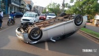 Veiculo capota após acidente de trânsito em Ciudad Del Este